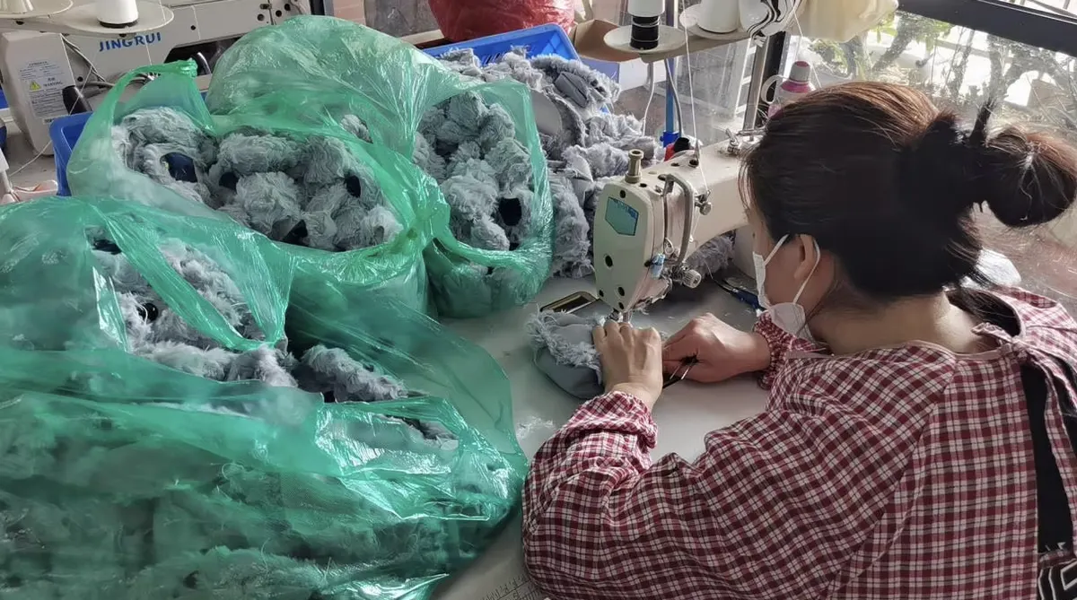Factory stitching line at Hunan Guoyun Jingyi Crafts